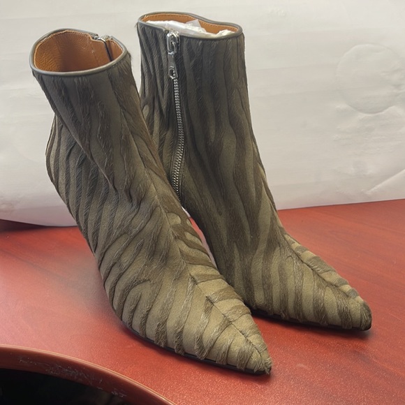 Beautiful looking - Picture 2 of 4